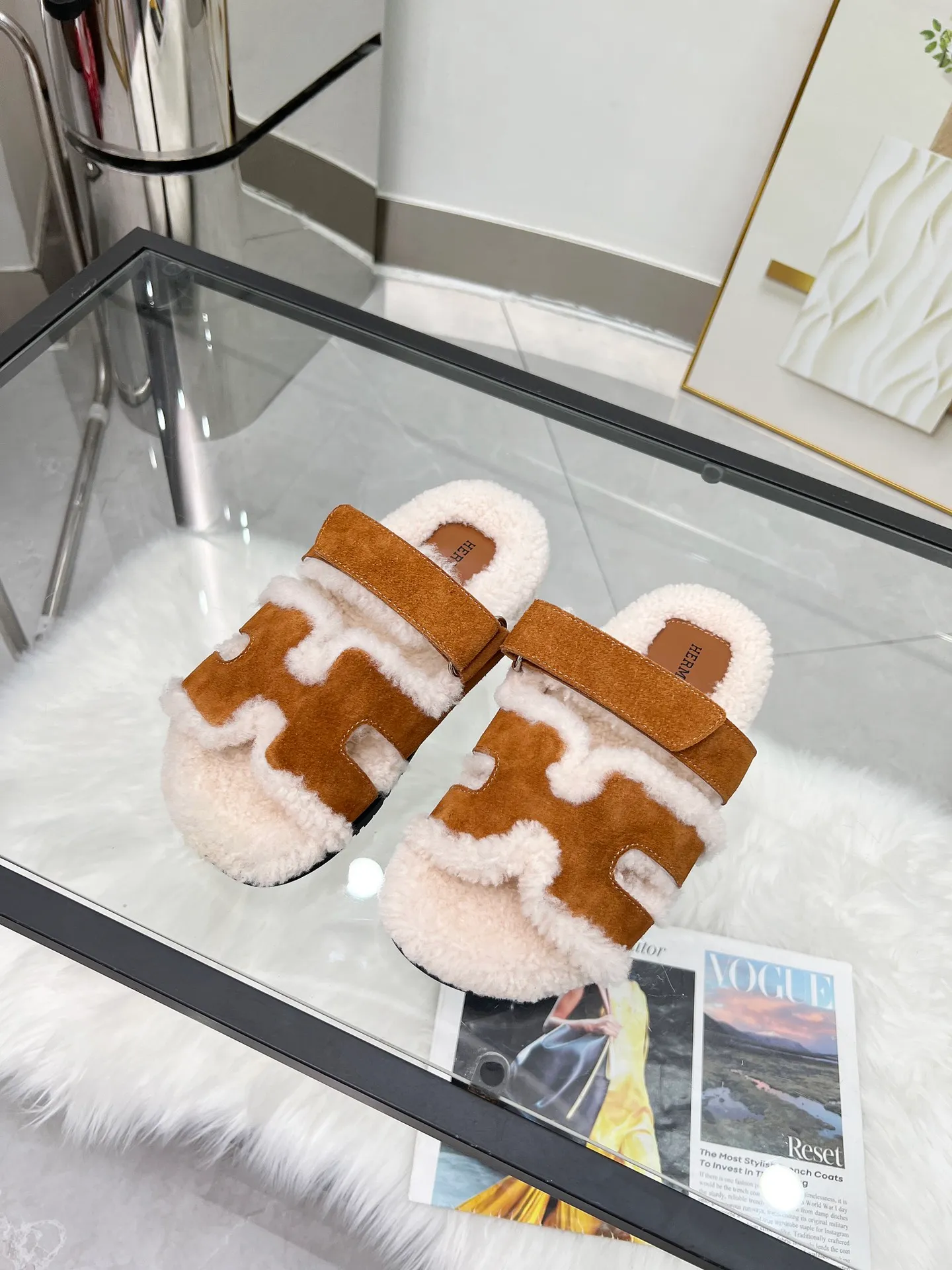 👟👟Ex-factory price 440👟👟 🌸[HERMES] My horse’s classic hot style second uncle🐑wool slippers🆕 are now available. A must-have item for autumn and winter ✅ Versatile and fashionable at home and out on the street 🍀The colors are extremely colorful! Walking Tuscany! TPR non-slip outsole is super light ️ Super comfortable on the feet without any sense of restraint I can’t stop drinking coffee ☕ My second uncle can’t take it off Color: maroon sand color light gray haze blue leather surface black code number: 35-40 (41 customized, non-returnable) Factory ready supply